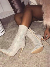 Stiefel mit spitzer Zehenpartie und Strass